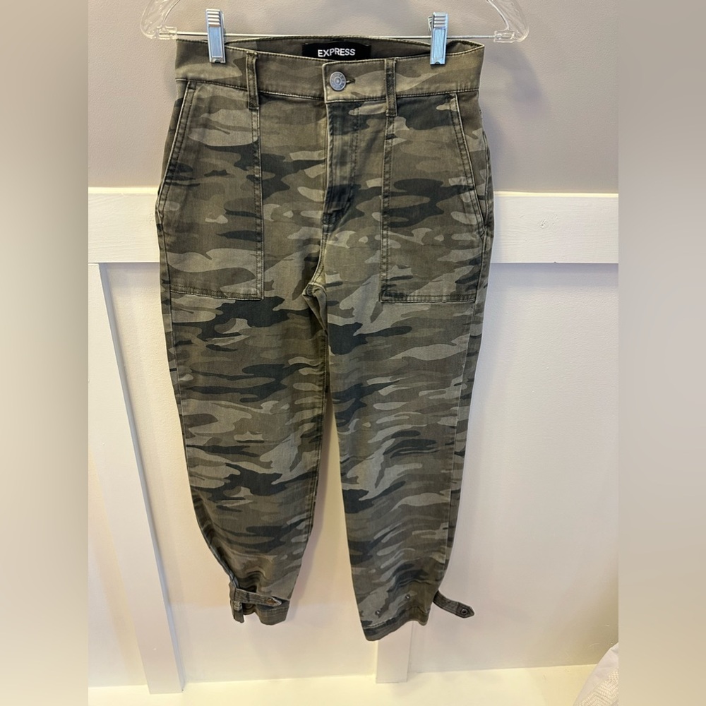 Camo print EXPRESS size 0 cropped straight high rise stretch jeans